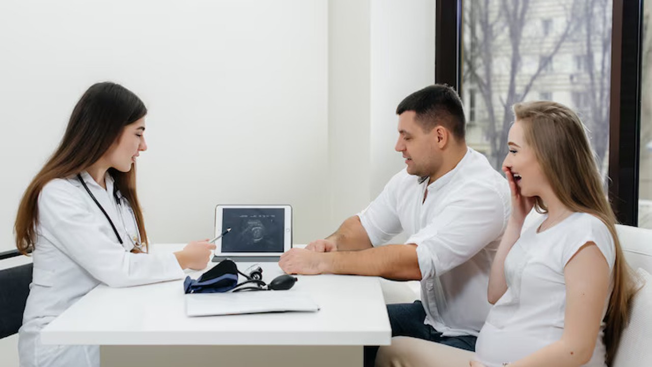 A couple consulting with a fertility specialist in a clinic in Thane